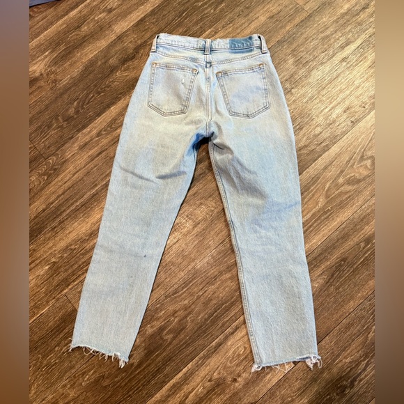 Abercrombie & Fitch The Mom High Rise 25 / 0 Short Light Wash Distressed - Picture 2 of 5